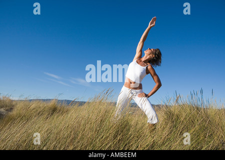 Frau, die Dehnung in der Natur Stockfoto