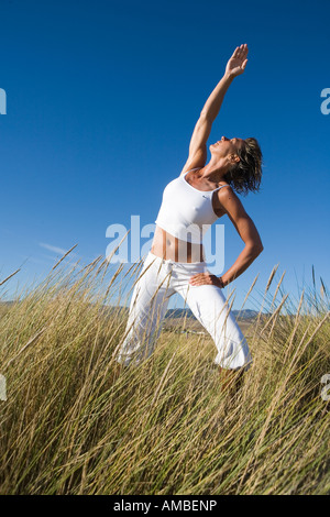 junge Frau in Yoga-Pose in der Natur Stockfoto