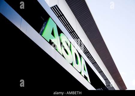 ASDA Beschilderung außerhalb ihrer Superstore in Sutton, Surrey Stockfoto