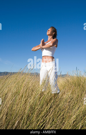 Frau beim Yoga in der Natur Stockfoto
