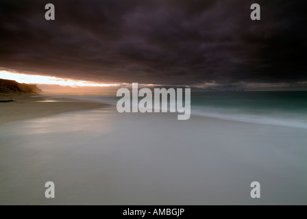 Dramatische stürmischer Sonnenaufgang Wolfgat Naturschutzgebiet von Mitchells Plain, False Bay Küste bei Monwabisi-Cape Town-Kapstadt Stockfoto