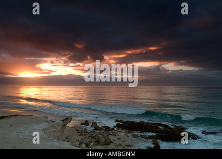 Dramatische stürmischer Sonnenaufgang Wolfgat Naturschutzgebiet erstreckt sich von Mitchells Plain an der False Bay Küste an Monwabisi Kapstadt Stockfoto