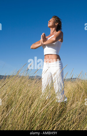 Frau in der Natur meditieren Stockfoto