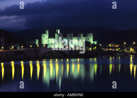 Conwy Castle bei Abenddämmerung Reflexionen der Straßenbeleuchtung Gwynedd Nord wales uk gb Stockfoto