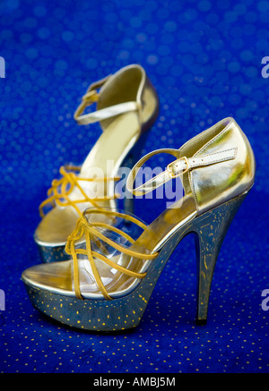 Retro-gold High heels Plateauschuhe Stockfoto