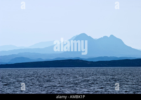 Hochland-Berg aus dem Meer Stockfoto