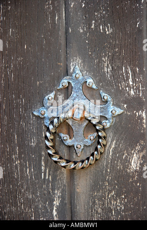 Knöpfe und Klopfer vergoldeten Ring als Aturning Griff auf alte hölzerne Kirchentür. Stockfoto