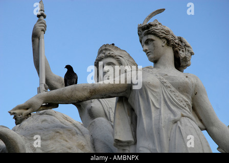 Detail der allegorische Statue of America, ein Teil der Albert Memorial, Kensington Gardens, London, England Stockfoto