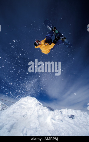 Snowboarder in ein Grab kommt aus einer Bank von Schnee in Hintertux Österreich Stockfoto