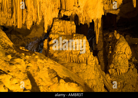 dh Neptune Caves CAPE CACCIA SARDINIEN Stalaktiten und Stalagmiten Meereshöhlen Mineralbildung Höhle Meerescave unterirdische Tunnel neptunes Grotte Stockfoto