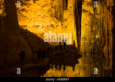 dh Neptun Meer Höhlen KAP CACCIA SARDINIEN Menschen in stalactites Tropfsteinhöhle Tropfsteinhöhle capo Cavern alghero Calcium neptunes Grotte Stockfoto