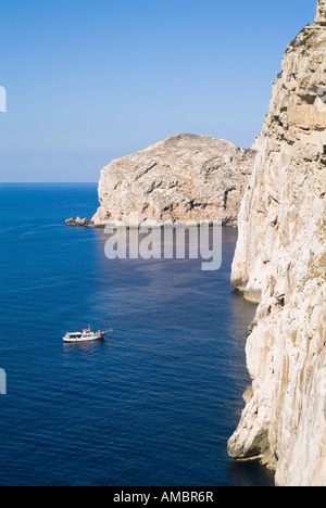 dh Neptune Caves CAPE CACCIA SARDINIEN Touristenboot Ankunft Neptunes Grotte Meereshöhlen Seeklippen Ausflüge alghero capo Cave Stockfoto