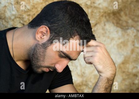 Trauriger junger Mann hand auf Kopf Stockfoto