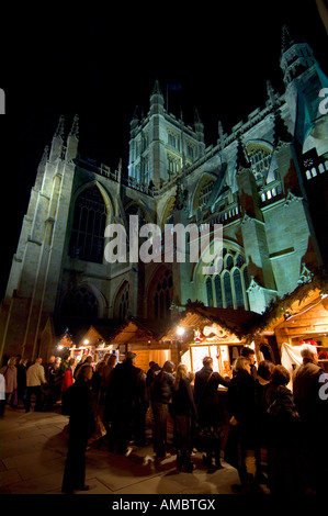 Weihnachtsmarkt Bad, ziemlich beleuchteten Stände säumen die Straßen unterhalb der beeindruckenden Bath Abbey. Bild von Jim Holden. Stockfoto