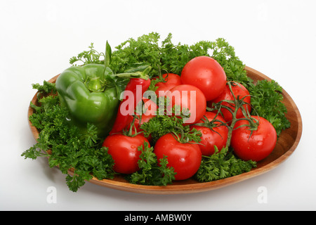 Reife rote Kirschtomaten auf den Stängeln mit grüner Petersilie Gemüse oben Nahaufnahme Hintergrund isolierter Ausschnitt niemand horizontal Hi-res Stockfoto