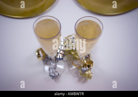 Sektgläser auf einen ausgefallenen Esstisch Stockfoto