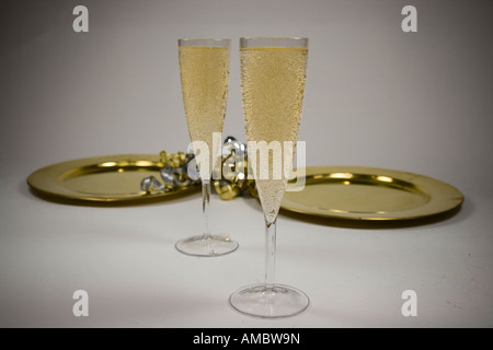 Sektgläser auf einen ausgefallenen Esstisch Stockfoto