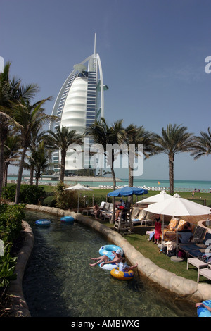 Touristen im Wasserpark vor dem Burj hotel Stockfoto