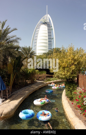 Touristen auf eine Fahrt auf dem Wasser mit dem Burj Hotel im Hintergrund, Wild Wadi Wasserpark, Dubai, Vereinigte Arabische Emirate Stockfoto