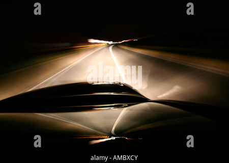 Autobahn von Raser nachts gesehen Stockfoto