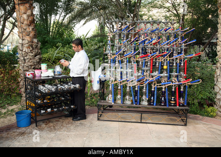 Ein Kreditor bereitet seine Wasserpfeife zu verkaufen, Abu Dhabi, Vereinigte Arabische Emirate Stockfoto