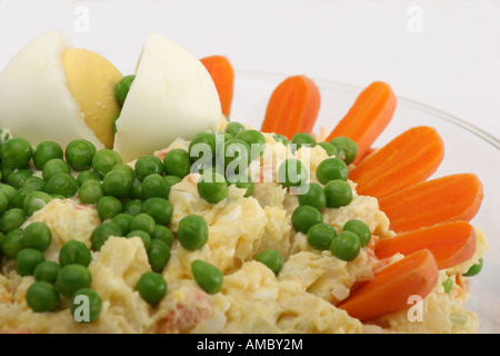 Kartoffelsalat mit Mayonnaise und Gemüse in einer Glasschale auf dem Esstisch oben niemand von oben niemand waagerecht in den USA Hi-res Stockfoto