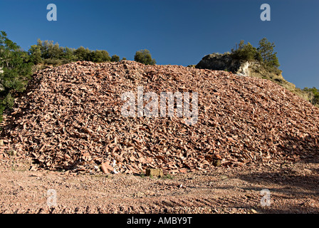 Recycling von alten Dachziegel in Frankreich in der Nähe von Limoux mit große Haufen von alten Fliesen Dach Stockfoto