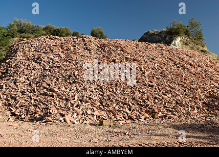 Recycling von alten Dachziegel in Frankreich in der Nähe von Limoux mit große Haufen von alten Fliesen Dach Stockfoto