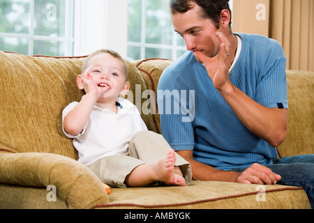 Vater Sohn Gebärdensprache unterrichten. Stockfoto