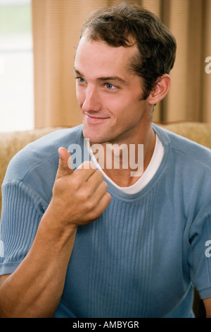 Ansicht eines jungen Mannes in Gebärdensprache kommunizieren. Stockfoto