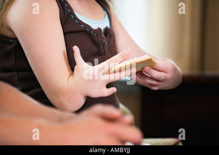 Nahaufnahme des einen Keks, in eine falsch formatierte Hand gehalten. Stockfoto