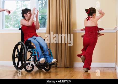 Blick auf eine behinderte Frau, eine Mädchen mit deformierten Hand jubeln. Stockfoto