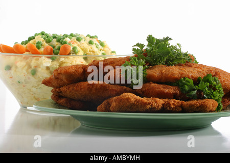 Panierte, frittierte Schweinekoteletts mit Kartoffelsalat in der Glasschale Bilder Bilder Fotos aus der Nähe in den USA USA horizontal in den USA USA Hi-res Stockfoto