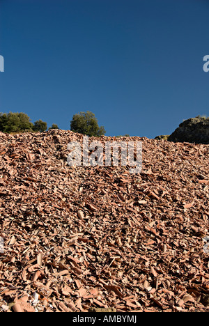 Recycling von alten Dachziegel in Frankreich in der Nähe von Limoux mit große Haufen von alten Fliesen Dach Stockfoto