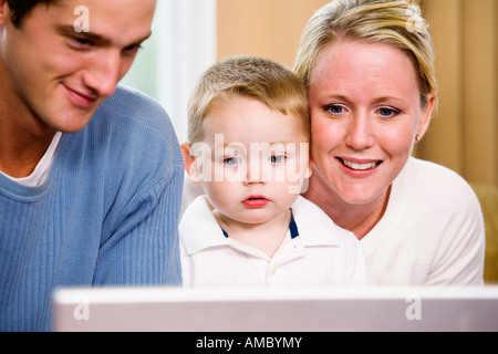 Ansicht der Eltern lehren ihren Sohn einen Computer verwenden. Stockfoto