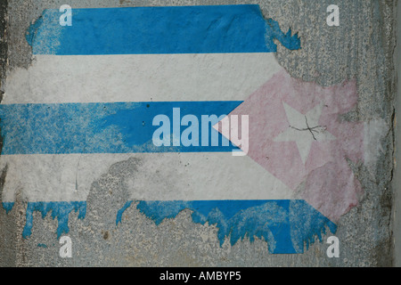 Havanna Kuba eine faule verfallene kubanische Flagge an der Wand Stockfoto