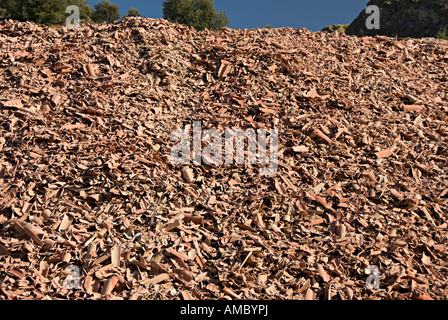 Recycling von alten Dachziegel in Frankreich in der Nähe von Limoux mit große Haufen von alten Fliesen Dach Stockfoto