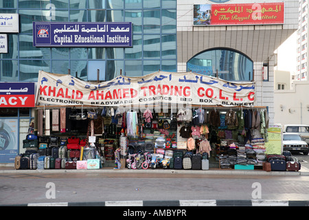 General Store gegen moderne Gebäude, Stadt Abu Dhabi, Vereinigte Arabische Emirate Stockfoto