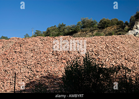 Recycling von alten Dachziegel in Frankreich in der Nähe von Limoux mit große Haufen von alten Fliesen Dach Stockfoto