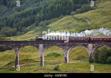 Jacobite Dampfzug Überquerung der Glenfinnan Viadukt Glenfinnan Schottland Stockfoto