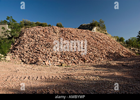 Recycling von alten Dachziegel in Frankreich in der Nähe von Limoux mit große Haufen von alten Fliesen Dach Stockfoto