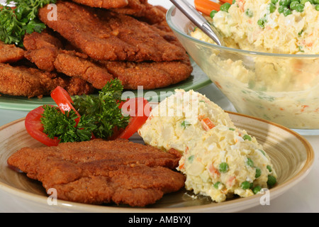 Weihnachten frittierte Schweinekoteletts mit Kartoffelsalat Mayonnaise festliches Abendessen auf dem Tisch oben von oben nah oben horizontal in den USA Hi-res Stockfoto