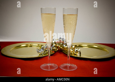 Sektgläser auf einen ausgefallenen Esstisch Stockfoto