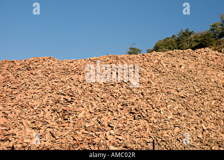 Recycling von alten Dachziegel in Frankreich in der Nähe von Limoux mit große Haufen von alten Fliesen Dach Stockfoto