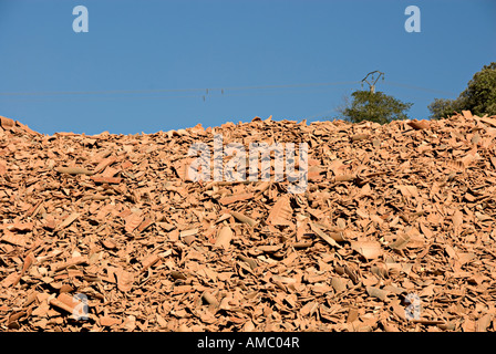 Recycling von alten Dachziegel in Frankreich in der Nähe von Limoux mit große Haufen von alten Fliesen Dach Stockfoto