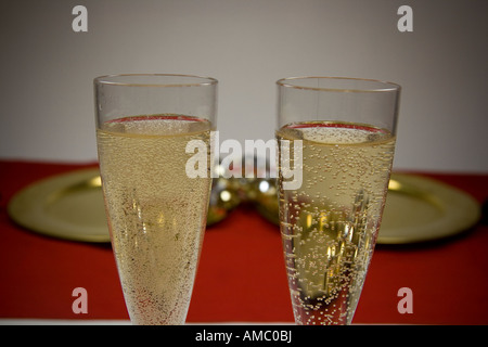 Sektgläser auf einen ausgefallenen Esstisch Stockfoto