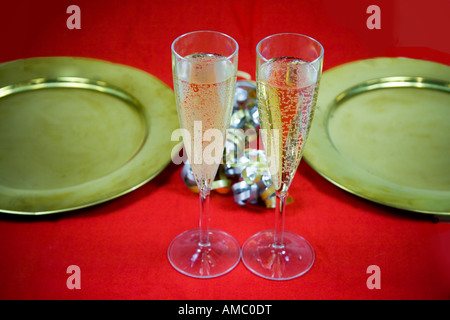 Sektgläser auf einen ausgefallenen Esstisch Stockfoto