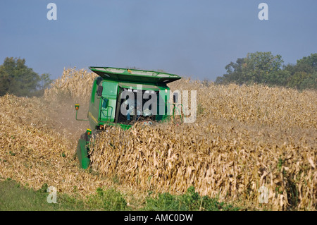 Landwirt mit neuen John Deere zu kombinieren, um die Ernte Mais Harrison County Indiana Stockfoto