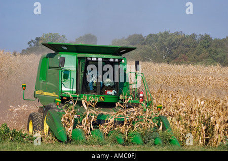 Farmer John Deere Mähdrescher zur Ernte von Mais Harrison County Indiana in Betrieb Stockfoto