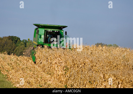 Farmer John Deere Mähdrescher zur Ernte von Mais Harrison County Indiana in Betrieb Stockfoto